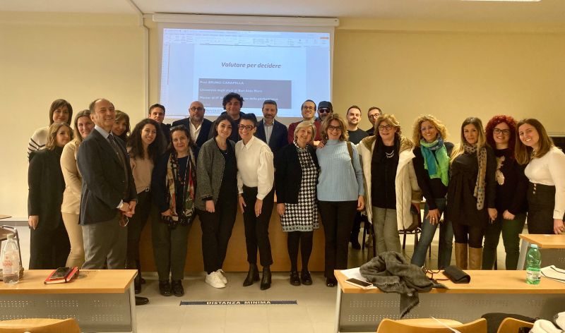 Corsisti e docenti del Master in aula, durante una lezione dedicata alla valutazione
